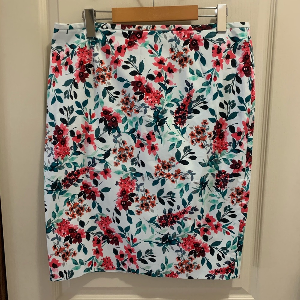 👻🎃CLEARANCE🎃👻 🌟HOST PICK🌟 NWOT CK floral pencil skirt